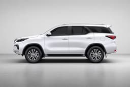Toyota Fortuner Color Super White Toyota Fortuner Color Super White